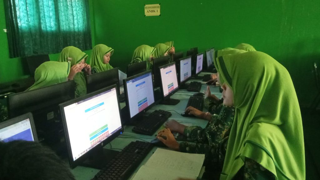 Siswa MTs Ma'arif NU 1 Wangon mengerjakan soal Try Out Matematika di Lab Komputer