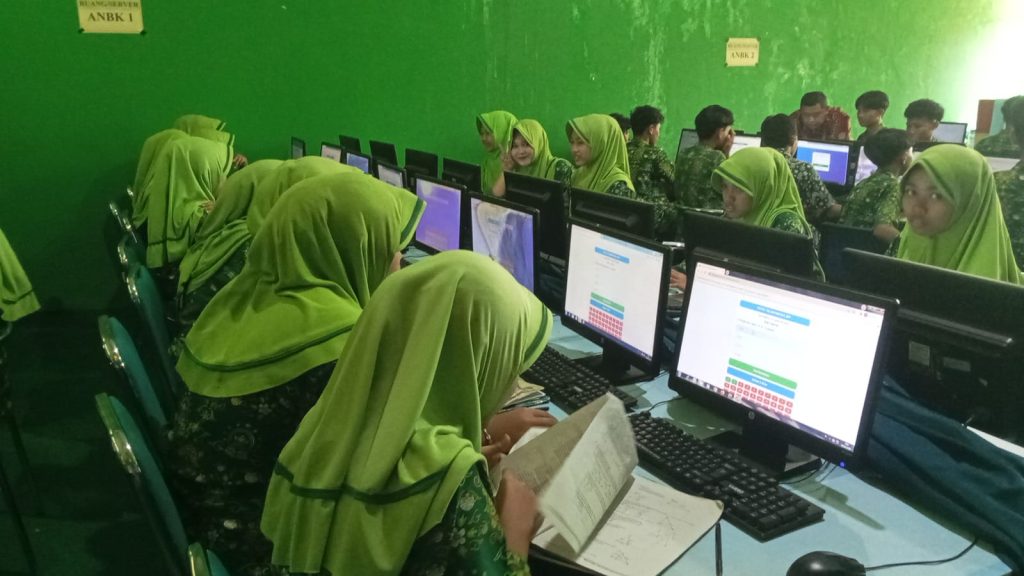 Suasana pelaksanaan Try Out TKA 358 siswa MTs Ma'arif NU 1 Wangon