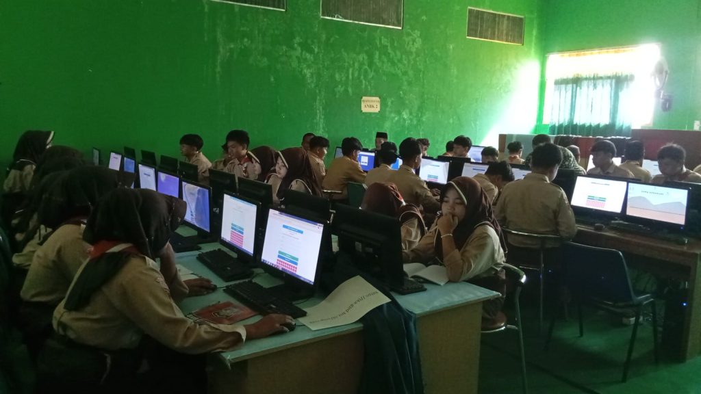 Suasana pelaksanaan Try Out TKA 358 siswa MTs Ma'arif NU 1 Wangon