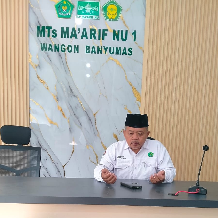 Pimpinan MTs Ma'arif NU 1 Wangon memimpin doa PMBM