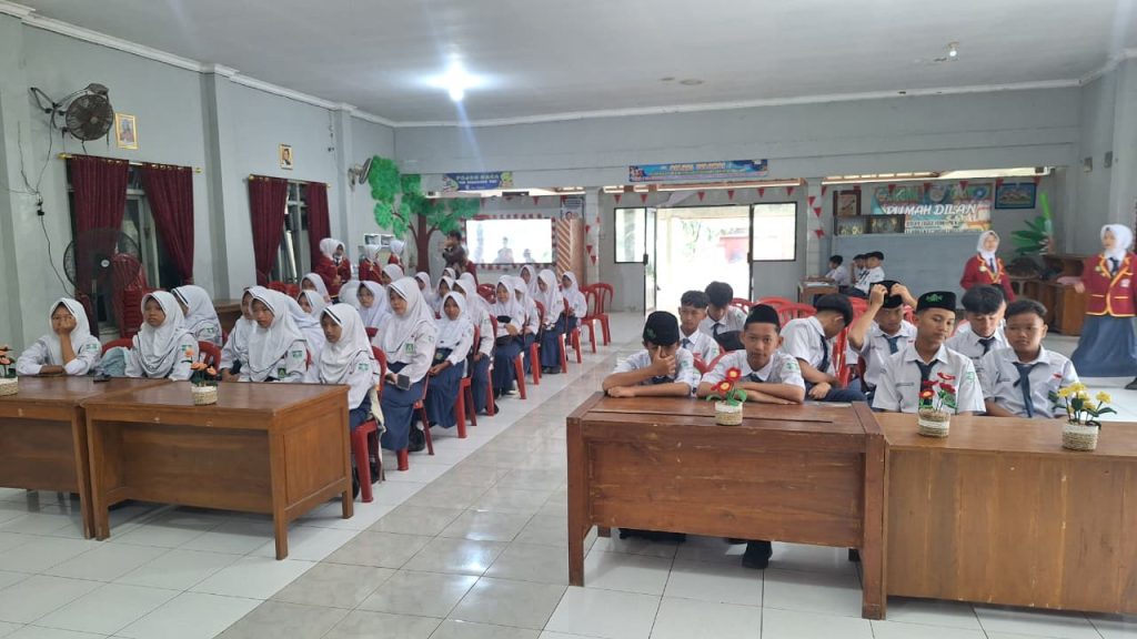 Peserta LDK mendapatkan Materi di Aula